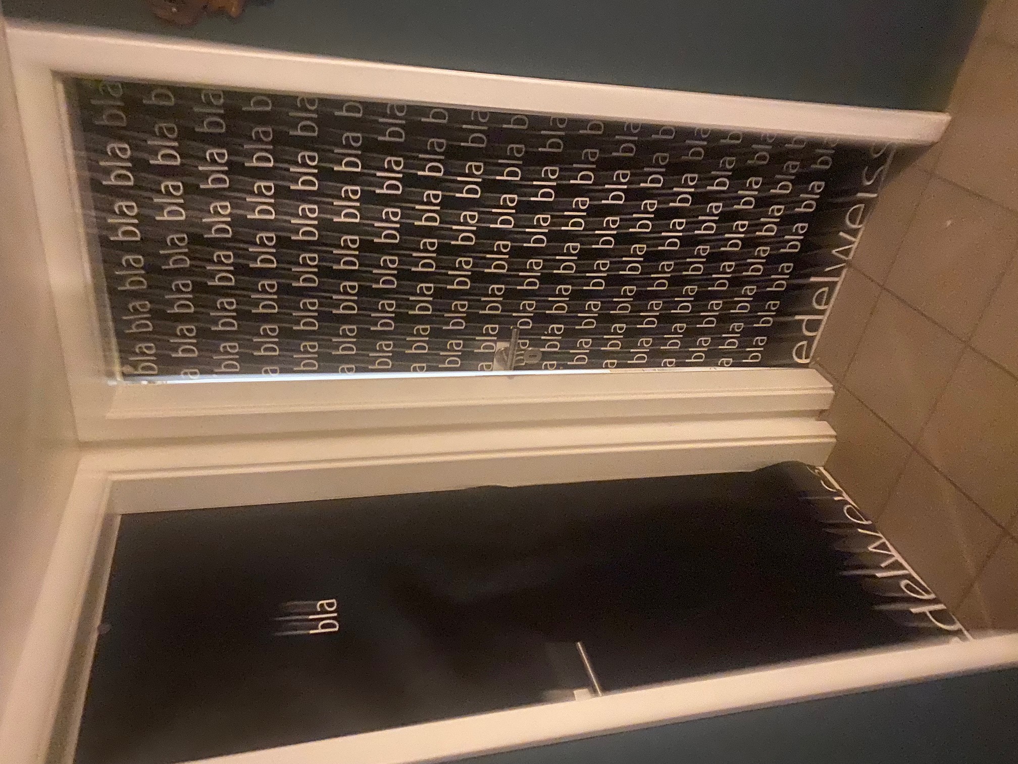 zwei aparte Türen im Innenbereich