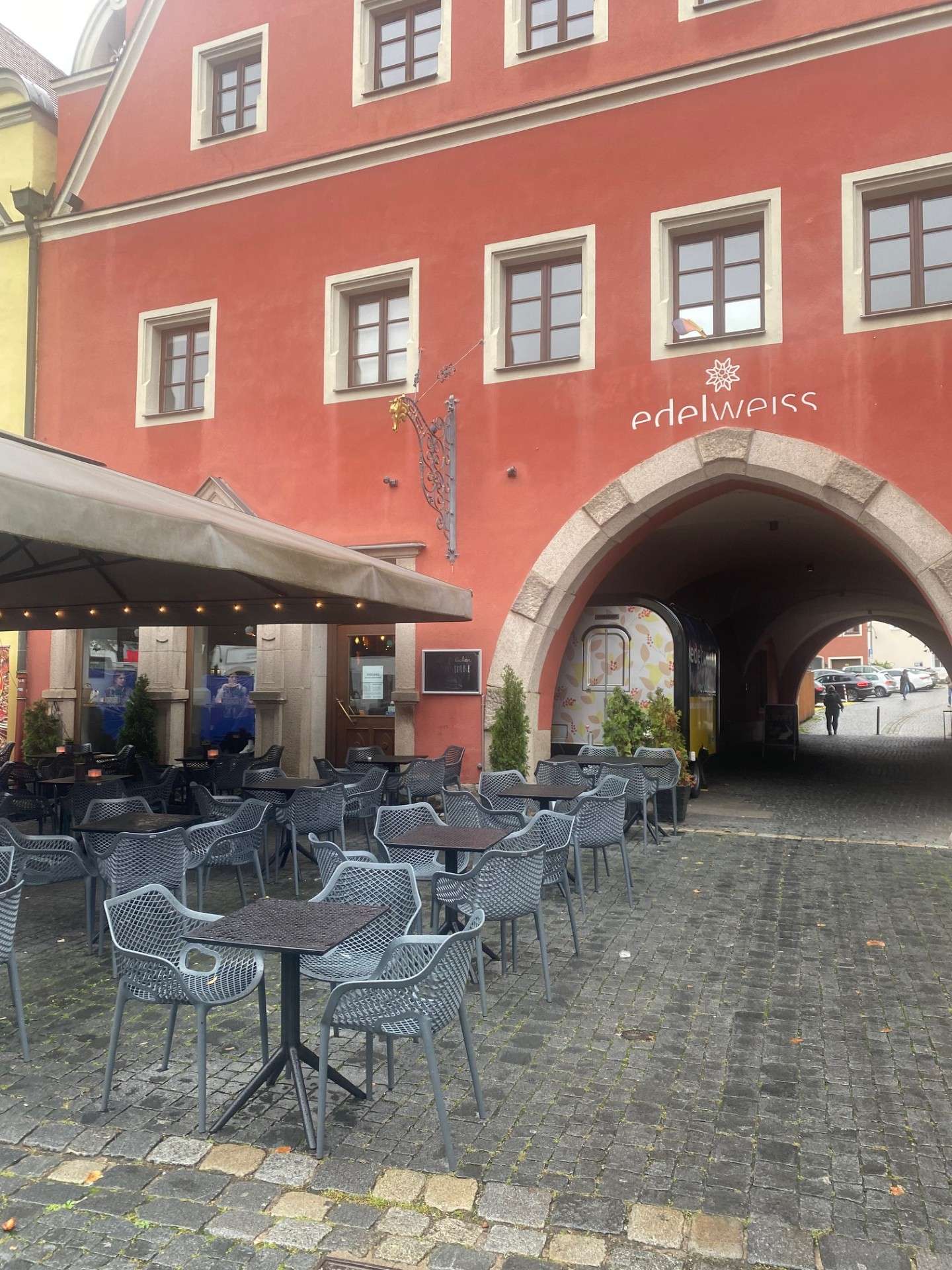 Außenansicht des Altstadtbaus mit dem Café Edelweiss